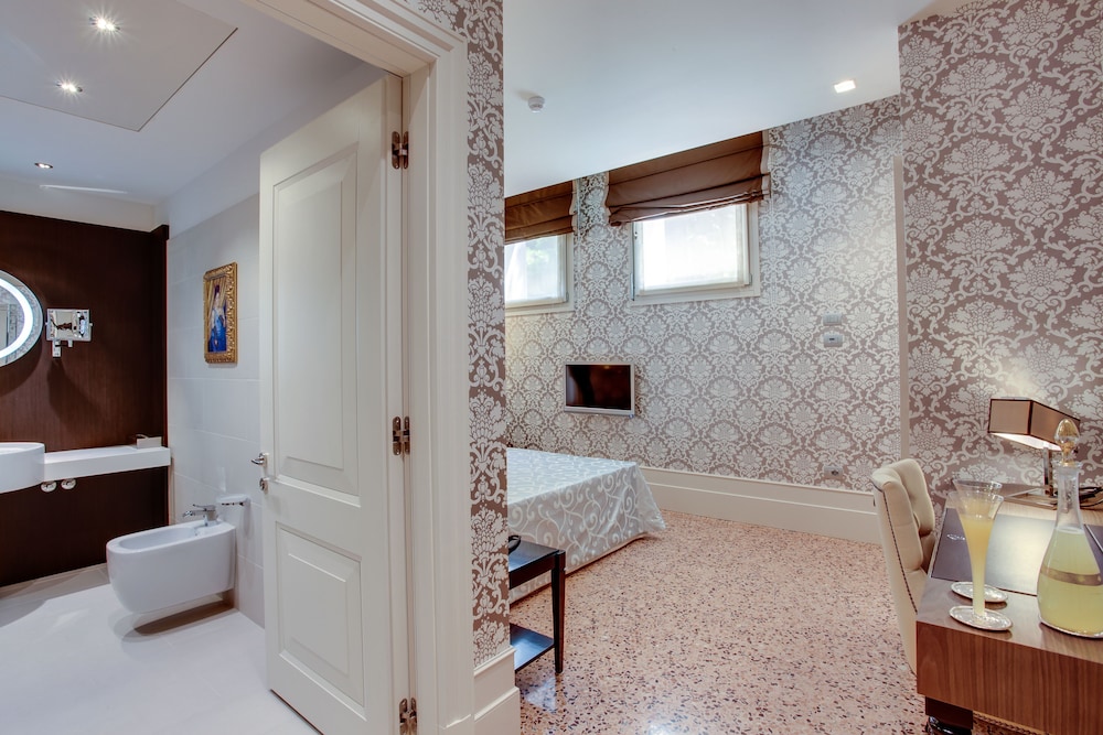 Hotel Moresco — Hotel rooms in Venice, Veneto