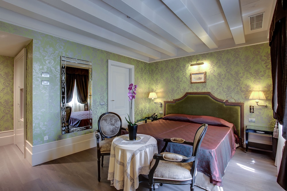 Hotel Moresco — Hotel rooms in Venice, Veneto
