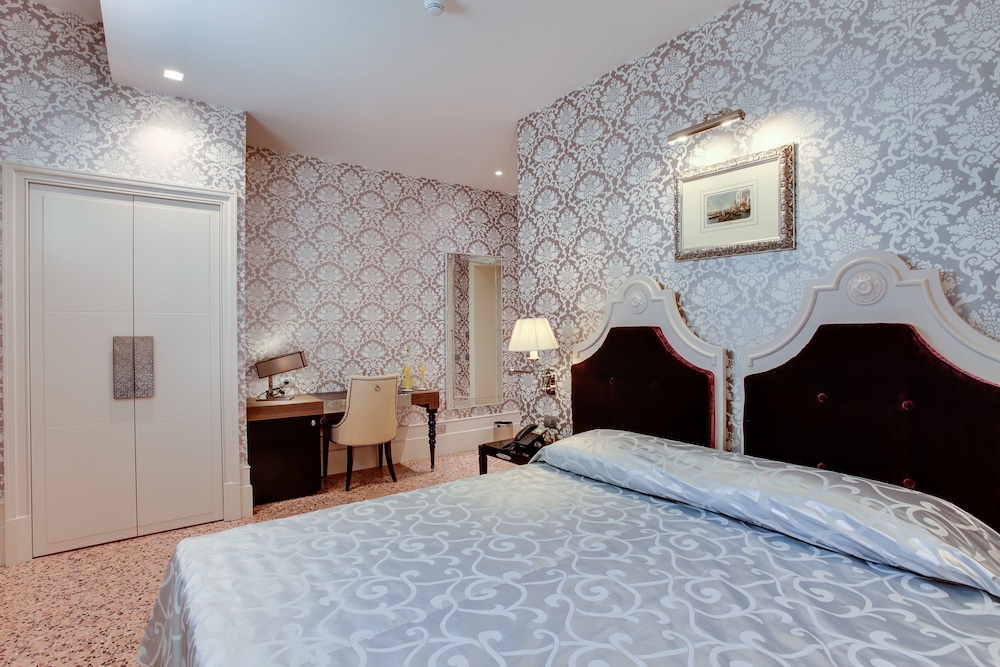 Hotel Moresco — Hotel rooms in Venice, Veneto