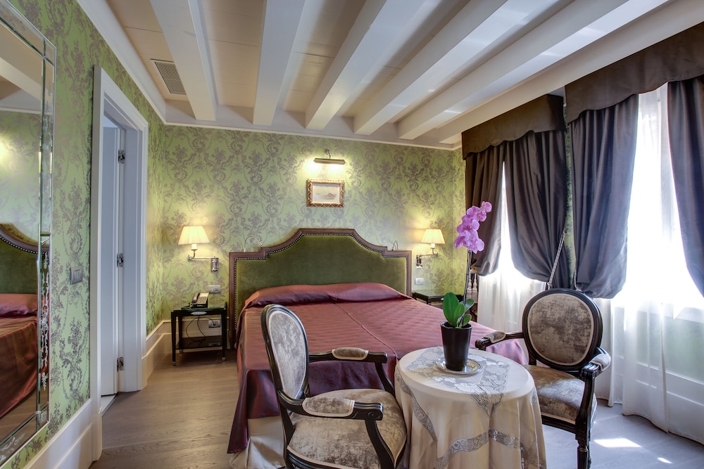 Hotel Moresco — Hotel rooms in Venice, Veneto