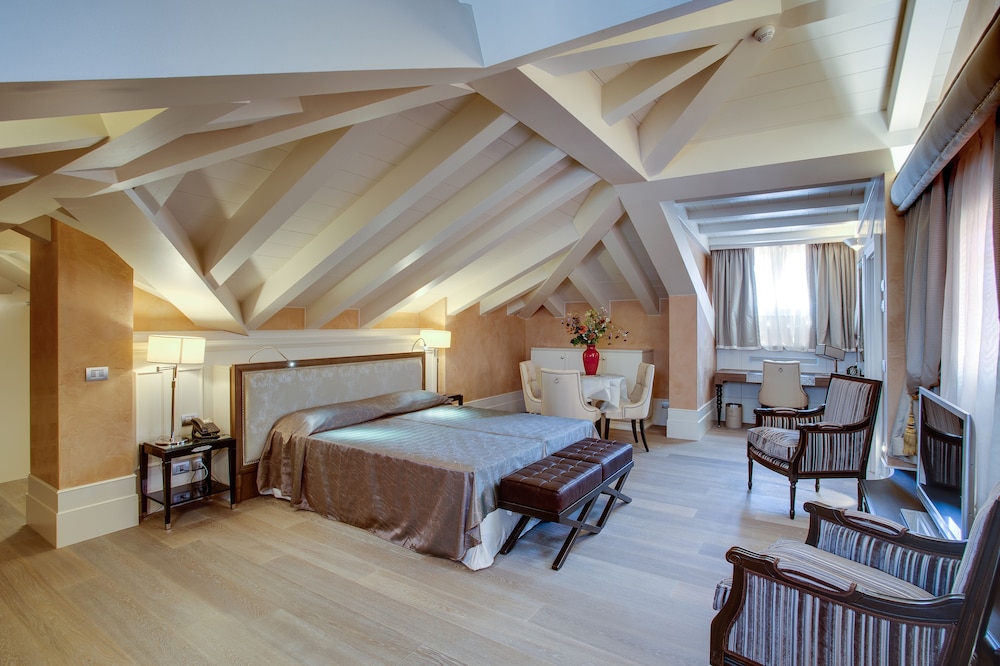 Hotel Moresco — Hotel rooms in Venice, Veneto