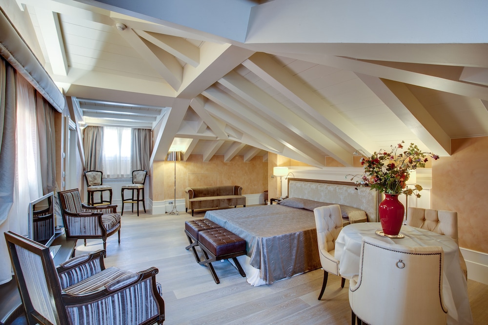Hotel Moresco — Hotel rooms in Venice, Veneto
