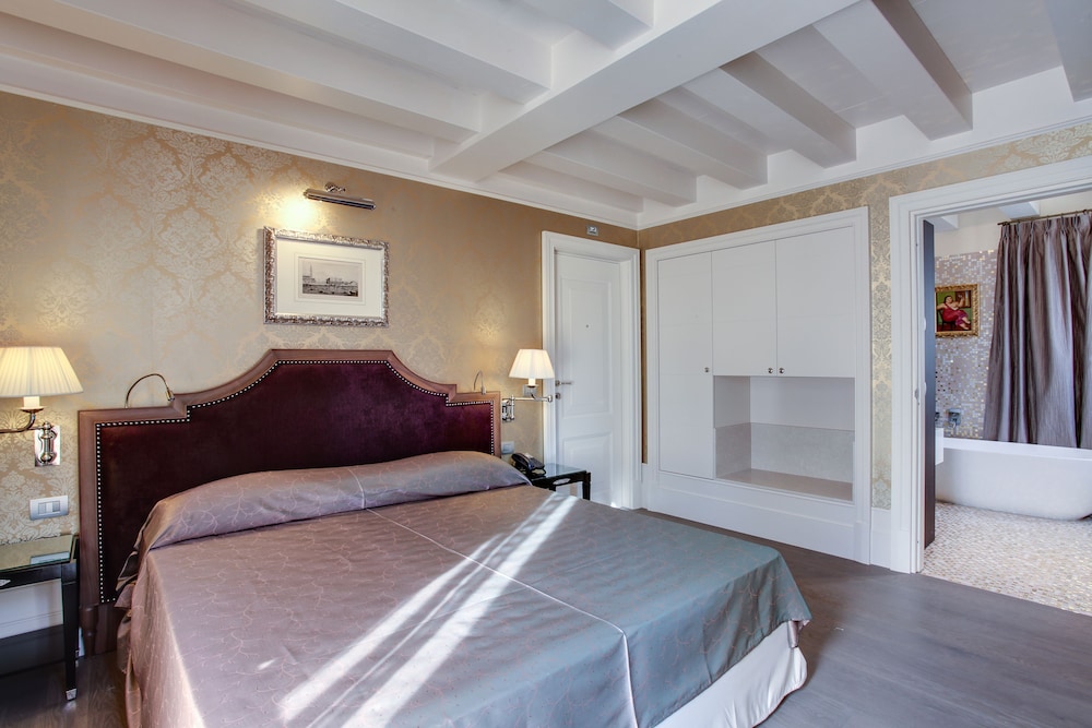 Hotel Moresco — Hotel rooms in Venice, Veneto