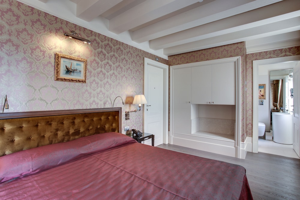 Hotel Moresco — Hotel rooms in Venice, Veneto