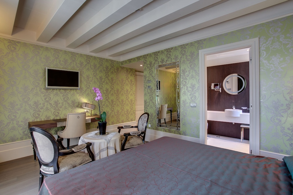 Hotel Moresco — Hotel rooms in Venice, Veneto