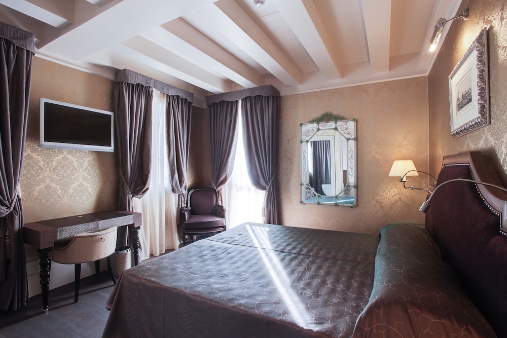 Hotel Moresco — Hotel rooms in Venice, Veneto