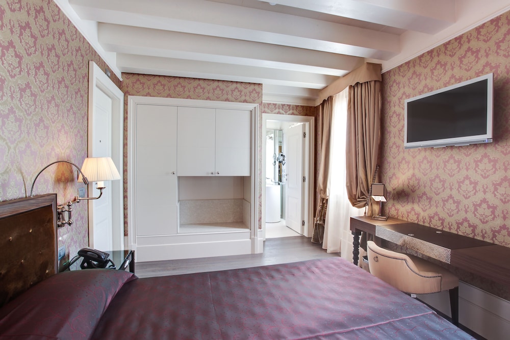 Hotel Moresco — Hotel rooms in Venice, Veneto