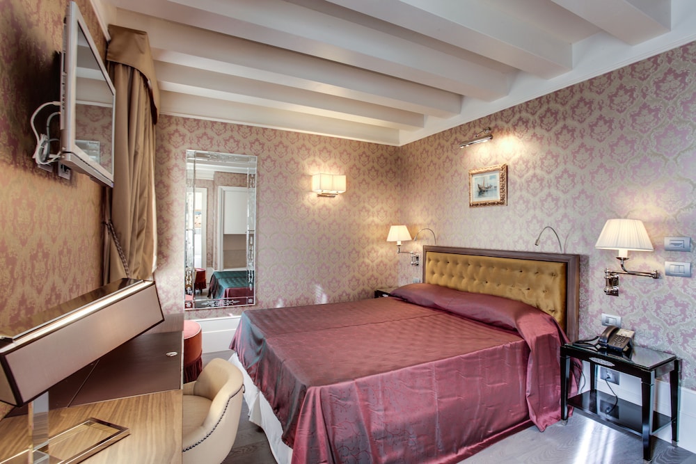 Hotel Moresco — Hotel rooms in Venice, Veneto