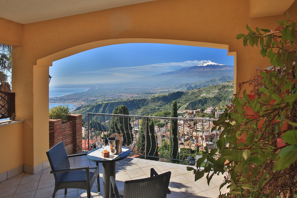 Villa Angela — Hotel rooms in Taormina, Sicily