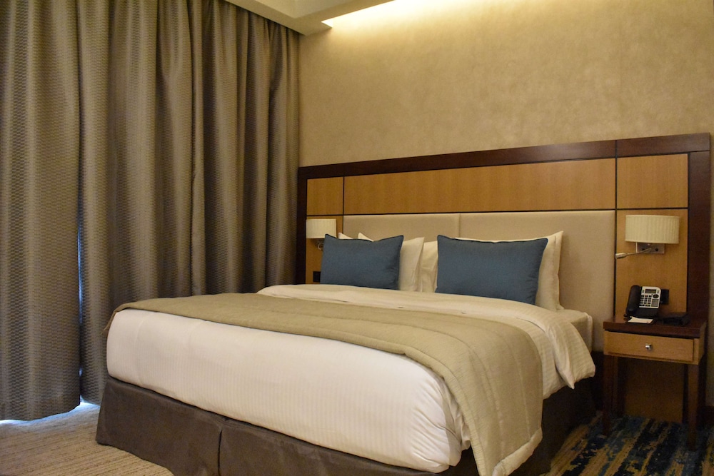 Golden Tulip Media Hotel — Hotel rooms in Dubai