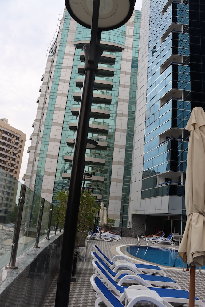 Golden Tulip Media Hotel — Hotel building in Dubai