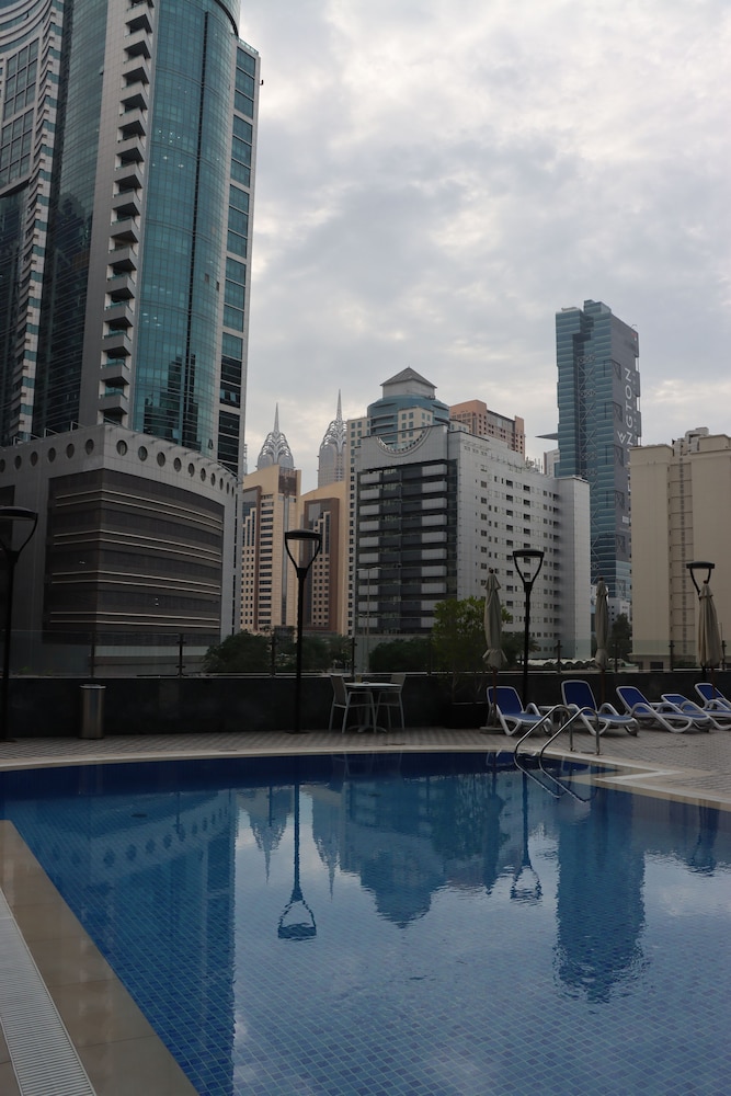 Golden Tulip Media Hotel — Swimming pool in Dubai