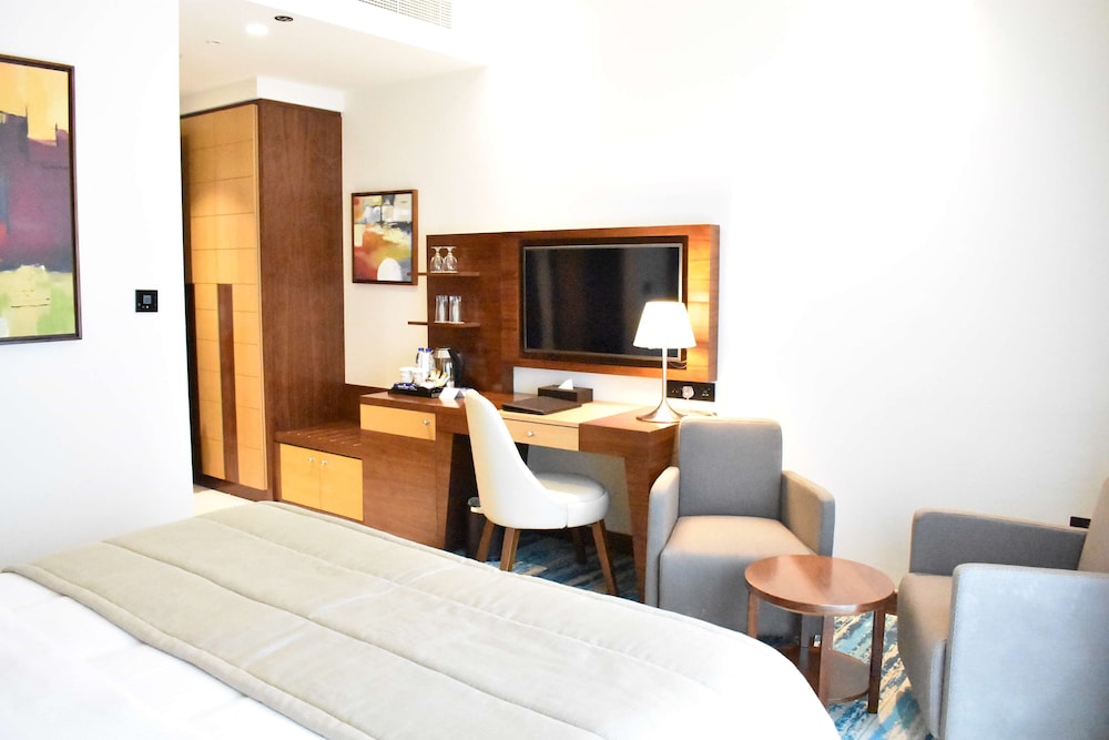 Golden Tulip Media Hotel — Hotel rooms in Dubai