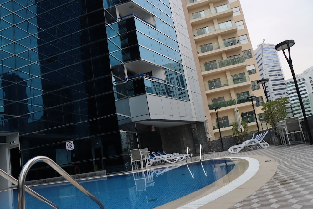 Golden Tulip Media Hotel — Swimming pool in Dubai