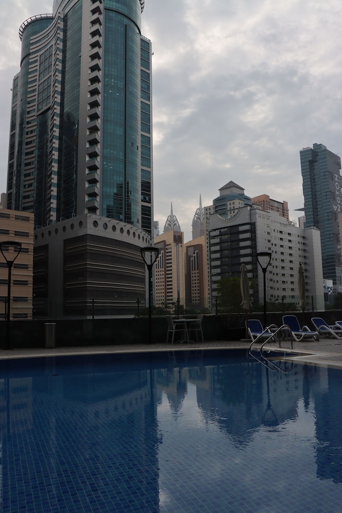 Golden Tulip Media Hotel — Swimming pool in Dubai