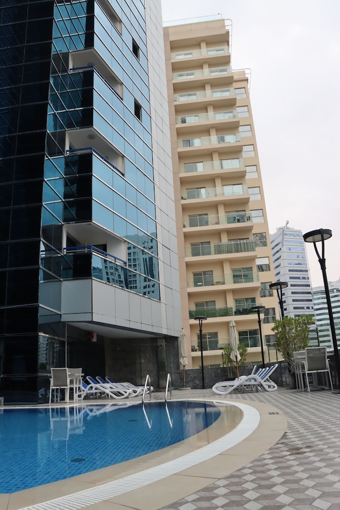 Golden Tulip Media Hotel — Hotel building in Dubai