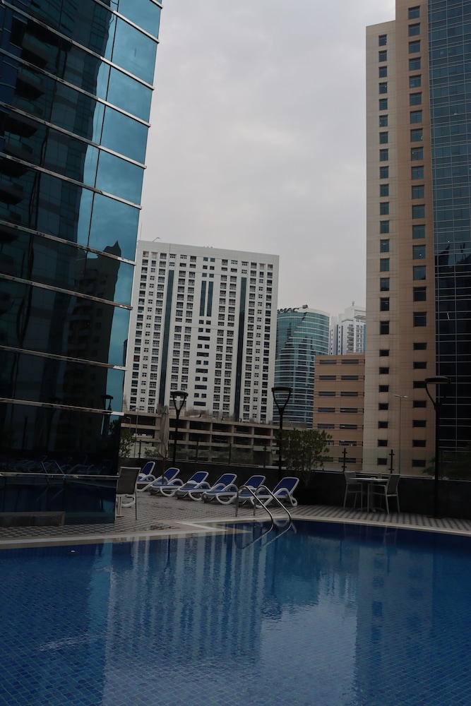 Golden Tulip Media Hotel — Swimming pool in Dubai