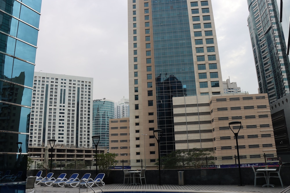 Golden Tulip Media Hotel — Swimming pool in Dubai