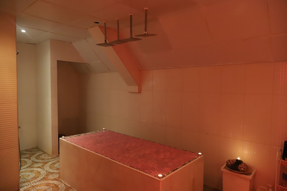Golden Tulip Media Hotel — Hotel rooms in Dubai