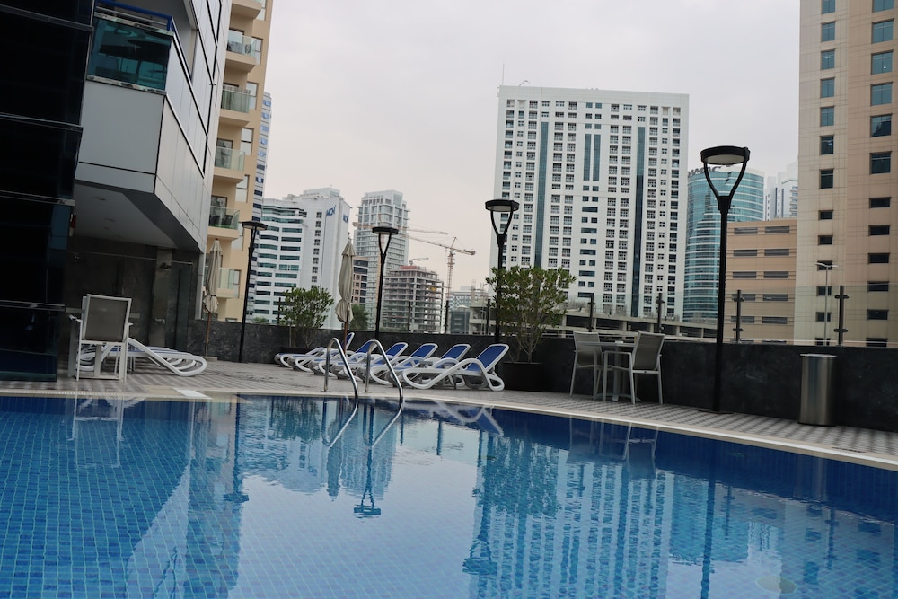 Golden Tulip Media Hotel — Swimming pool in Dubai