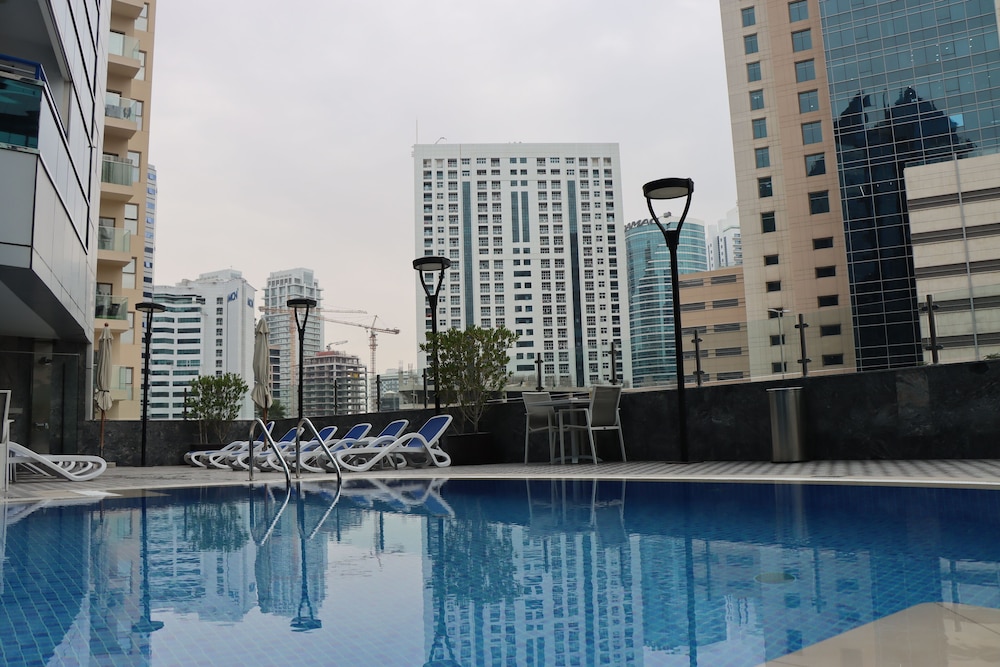 Golden Tulip Media Hotel — Swimming pool in Dubai