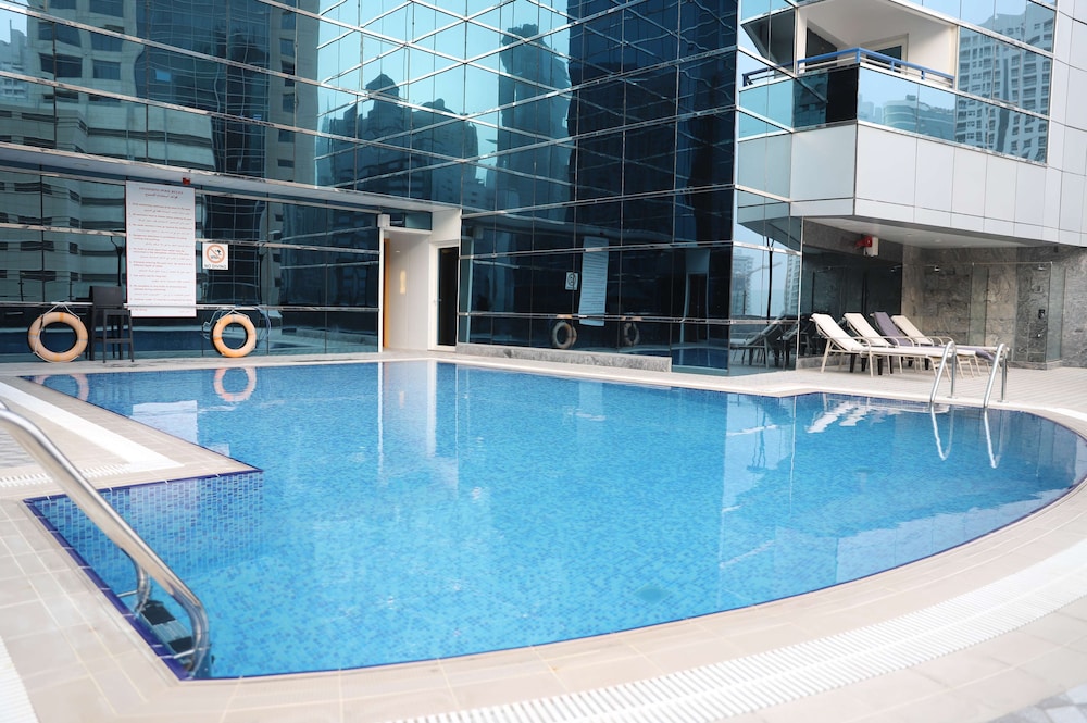 Golden Tulip Media Hotel — Swimming pool in Dubai