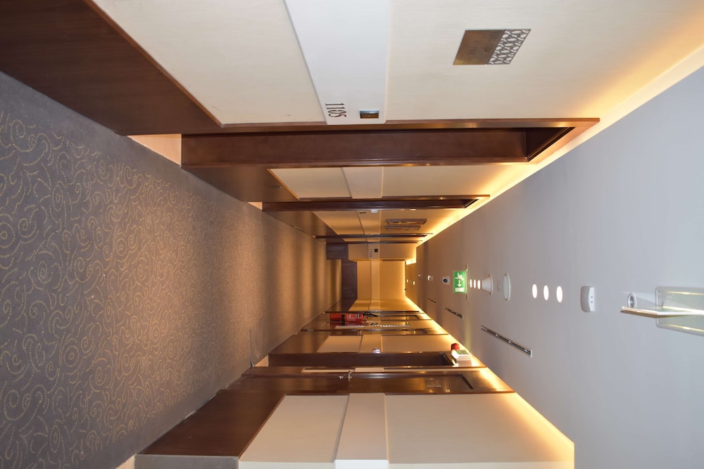 Golden Tulip Media Hotel — Hotel building in Dubai