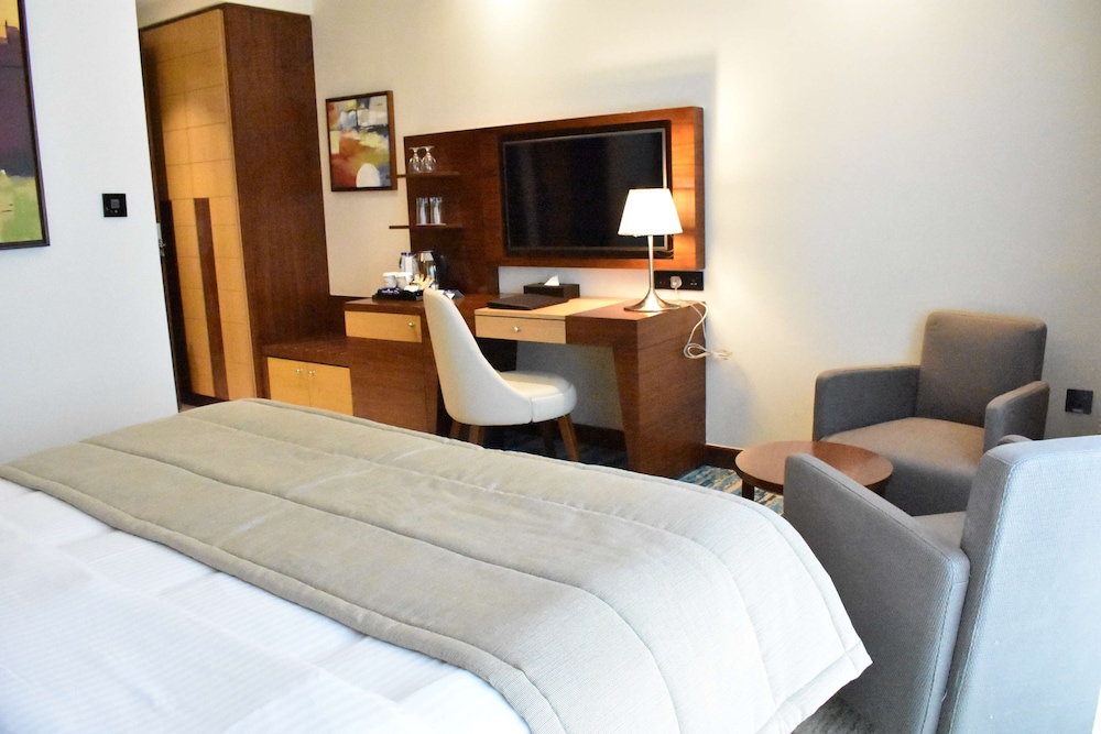Golden Tulip Media Hotel — Hotel rooms in Dubai