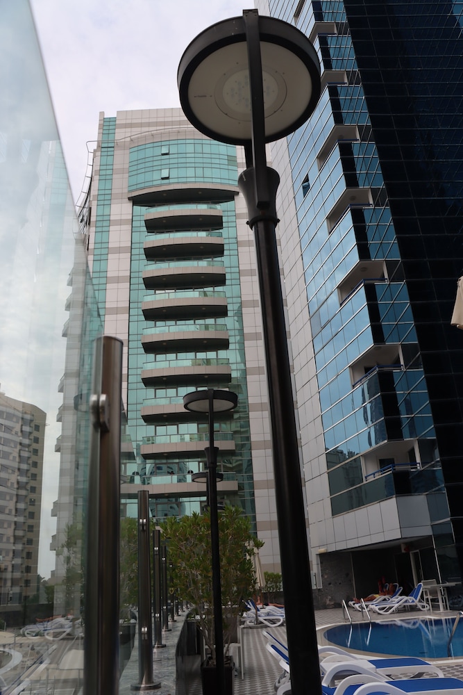 Golden Tulip Media Hotel — Hotel building in Dubai