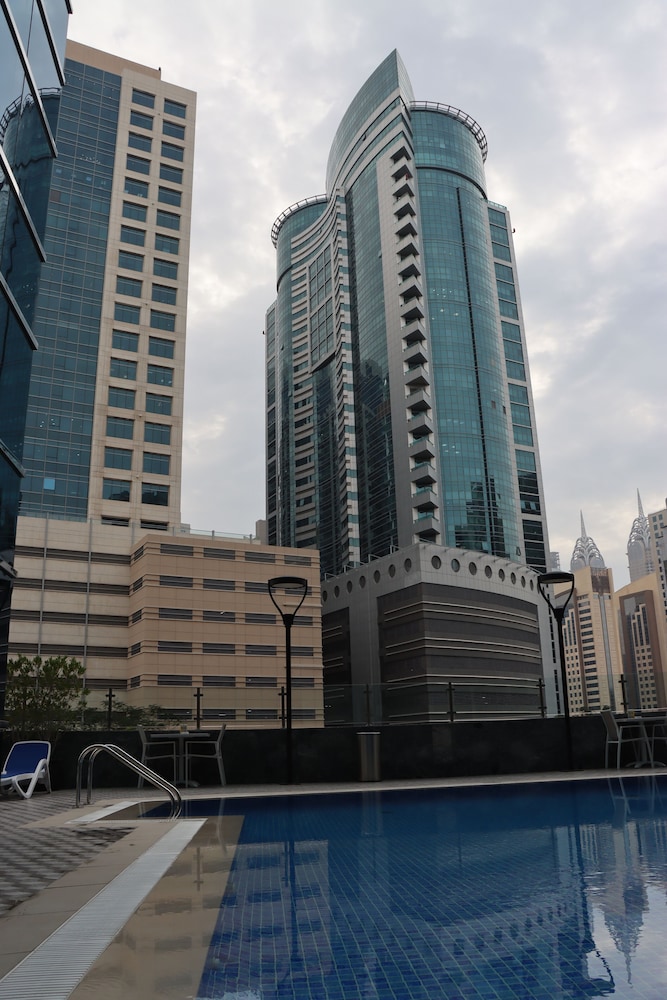 Golden Tulip Media Hotel — Swimming pool in Dubai