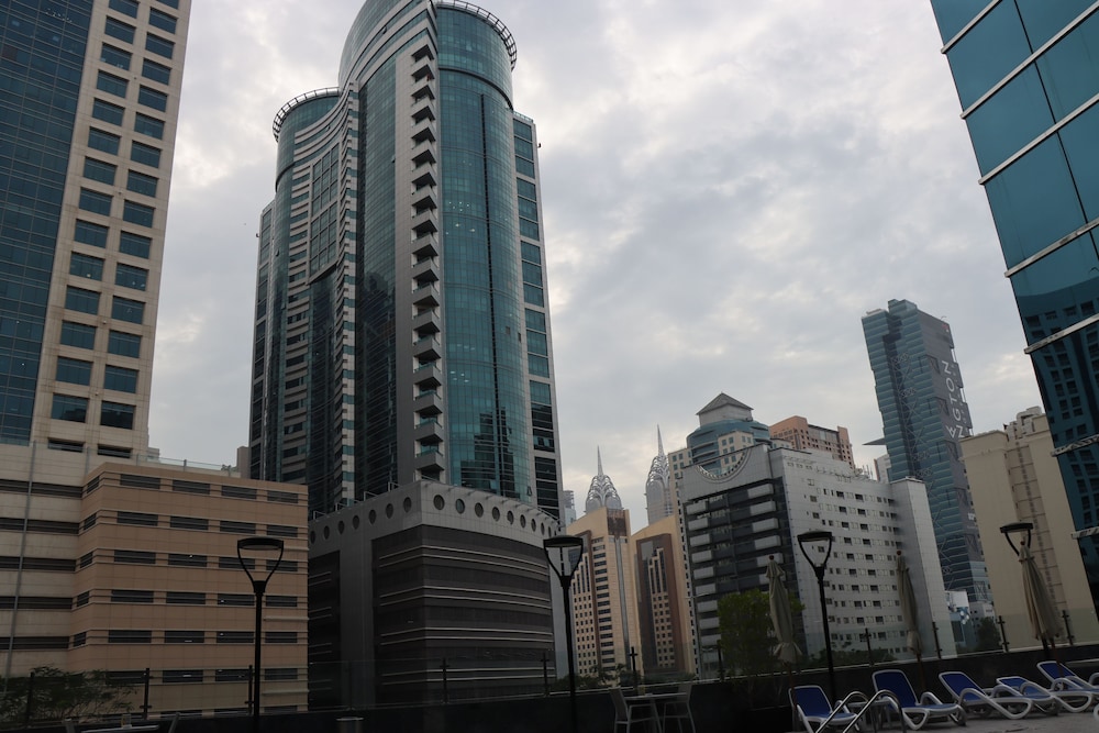 Golden Tulip Media Hotel — Hotel building in Dubai