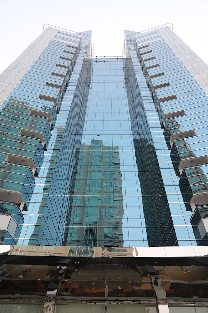 Golden Tulip Media Hotel — Hotel building in Dubai