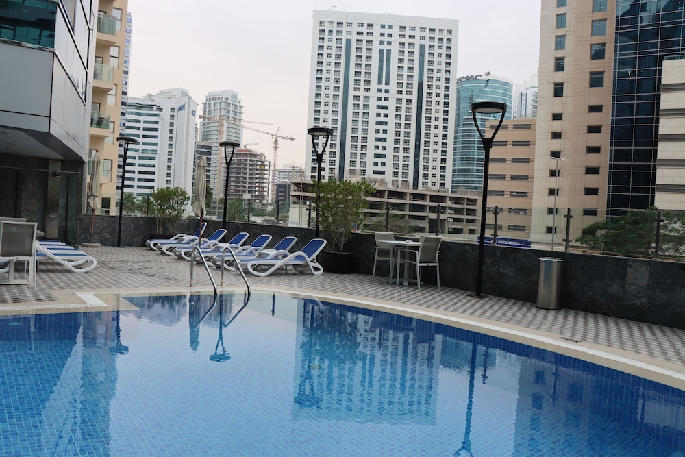 Golden Tulip Media Hotel — Swimming pool in Dubai
