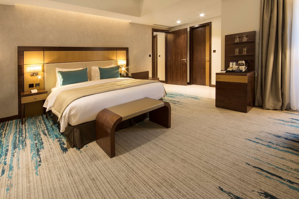 Golden Tulip Media Hotel — Hotel rooms in Dubai