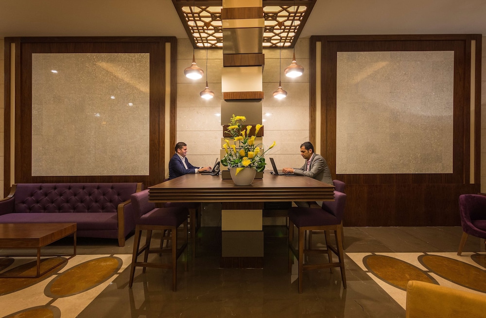 Golden Tulip Media Hotel — Restaurant & bars in Dubai