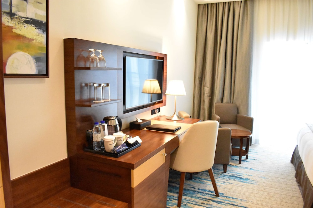 Golden Tulip Media Hotel — Hotel rooms in Dubai