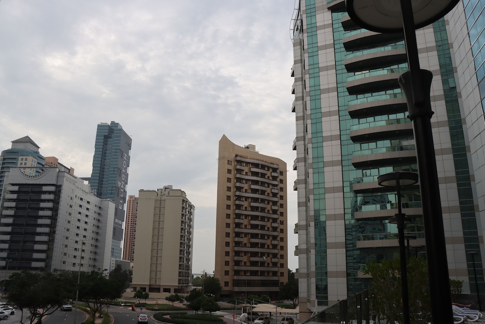Golden Tulip Media Hotel — Hotel building in Dubai