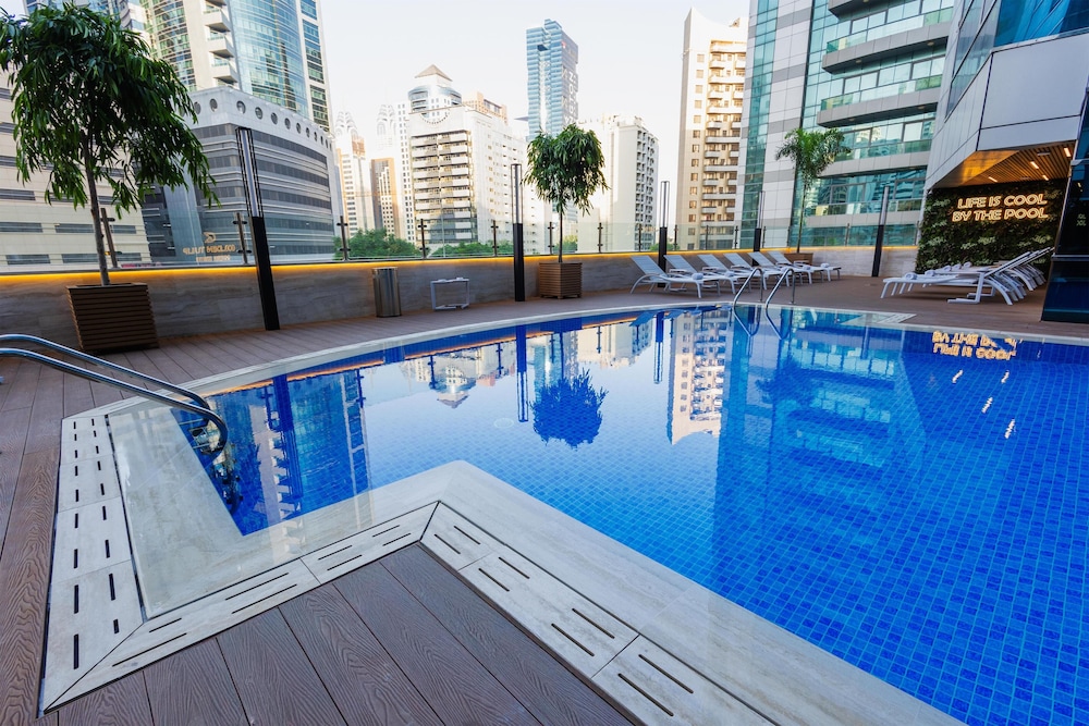 Golden Tulip Media Hotel — Swimming pool in Dubai