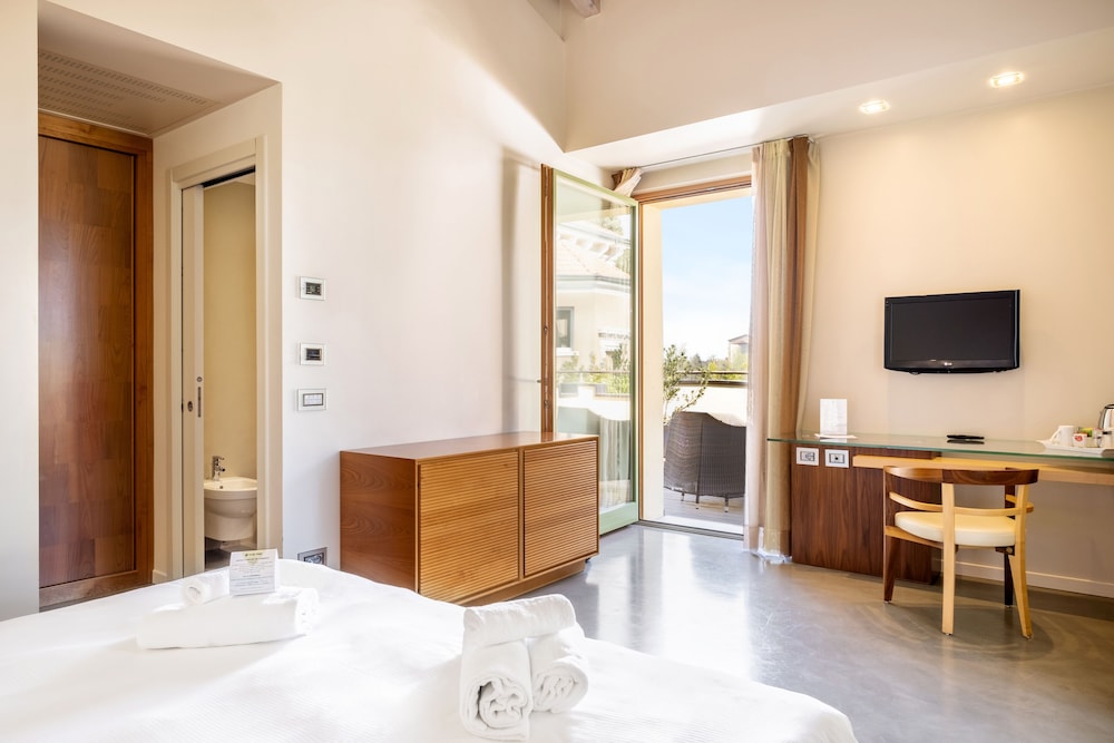 The Ziba Hotel & Spa — Hotel rooms in Peschiera del Garda, Veneto