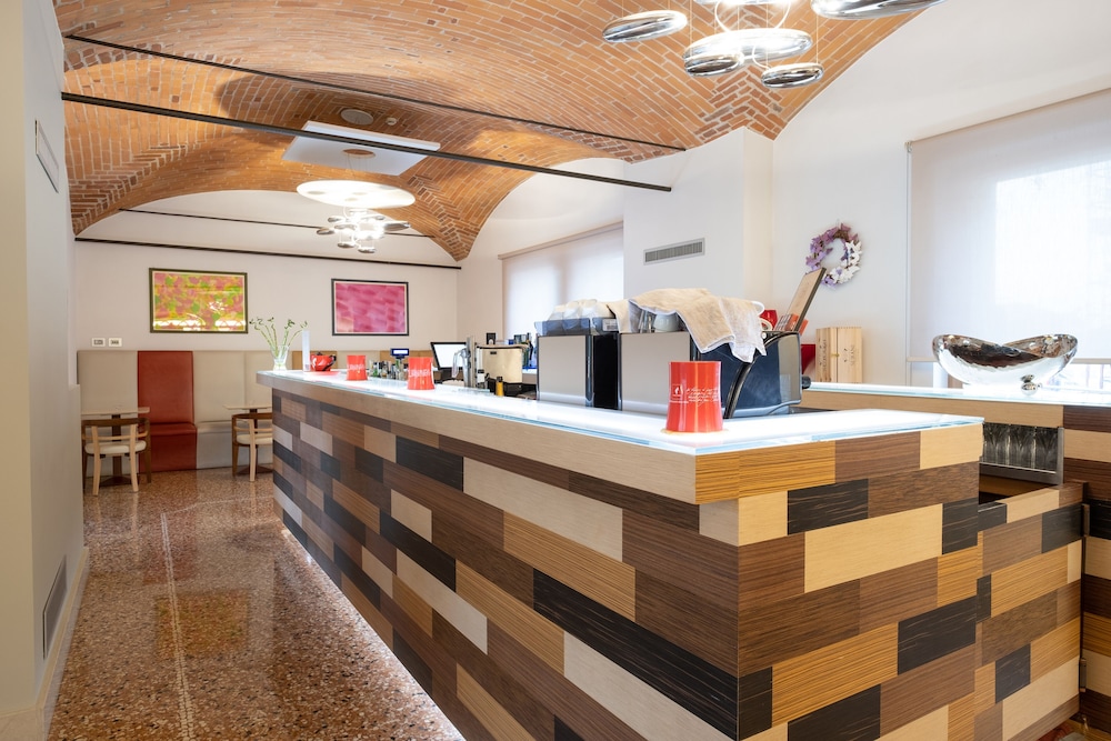 The Ziba Hotel & Spa — Hotel building in Peschiera del Garda, Veneto