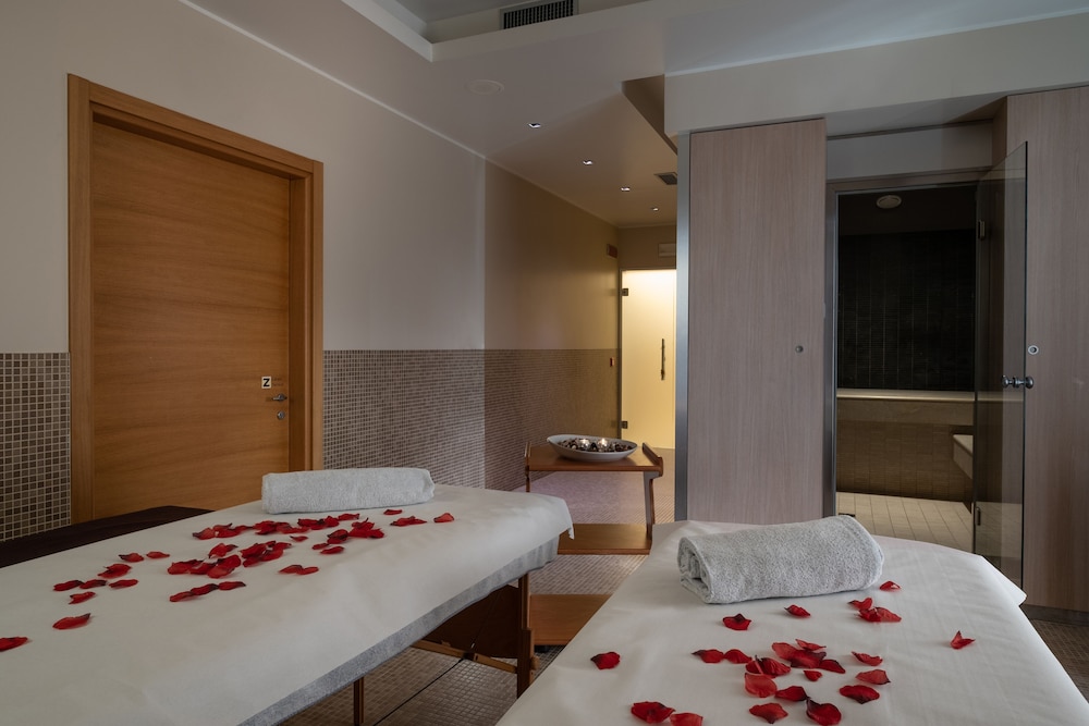 The Ziba Hotel & Spa — Hotel rooms in Peschiera del Garda, Veneto