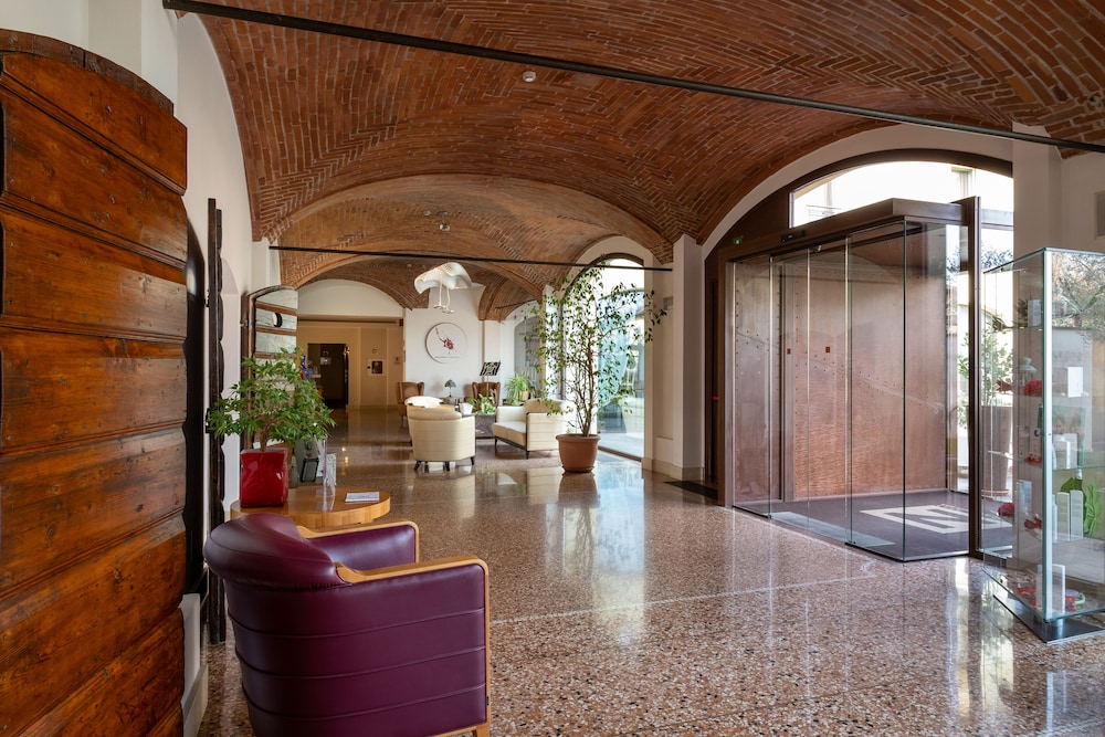 The Ziba Hotel & Spa — Hotel building in Peschiera del Garda, Veneto