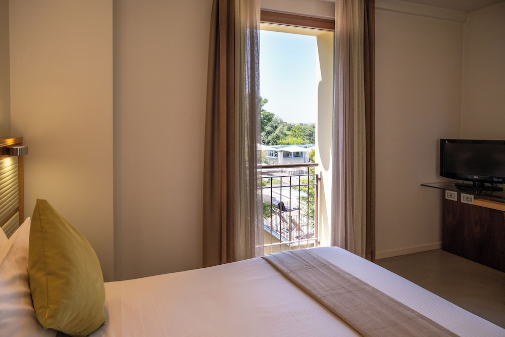 The Ziba Hotel & Spa — Hotel rooms in Peschiera del Garda, Veneto