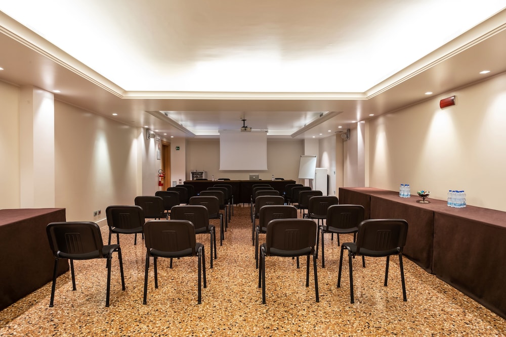 The Ziba Hotel & Spa — Hotel building in Peschiera del Garda, Veneto