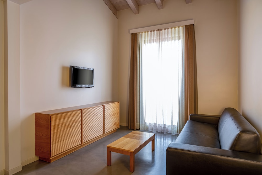 The Ziba Hotel & Spa — Hotel rooms in Peschiera del Garda, Veneto