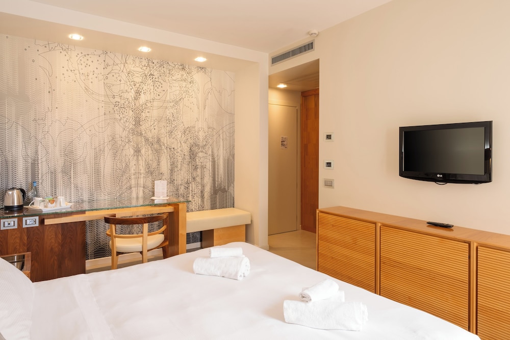 The Ziba Hotel & Spa — Hotel rooms in Peschiera del Garda, Veneto