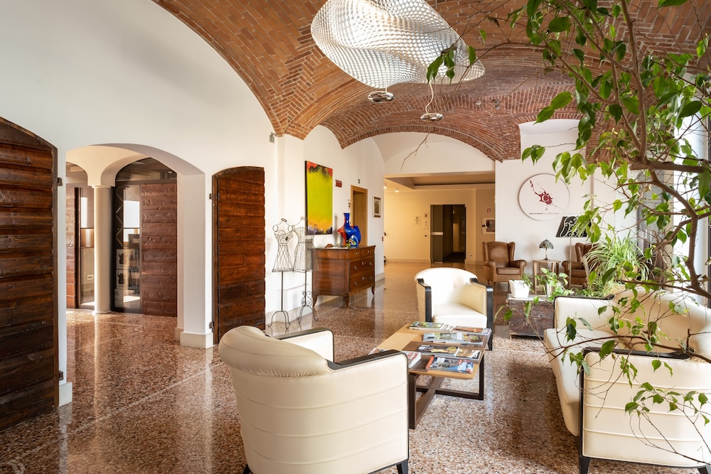 The Ziba Hotel & Spa — Hotel building in Peschiera del Garda, Veneto
