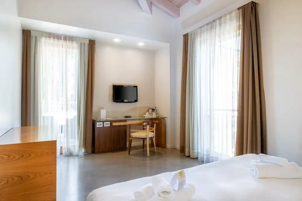 The Ziba Hotel & Spa — Hotel rooms in Peschiera del Garda, Veneto