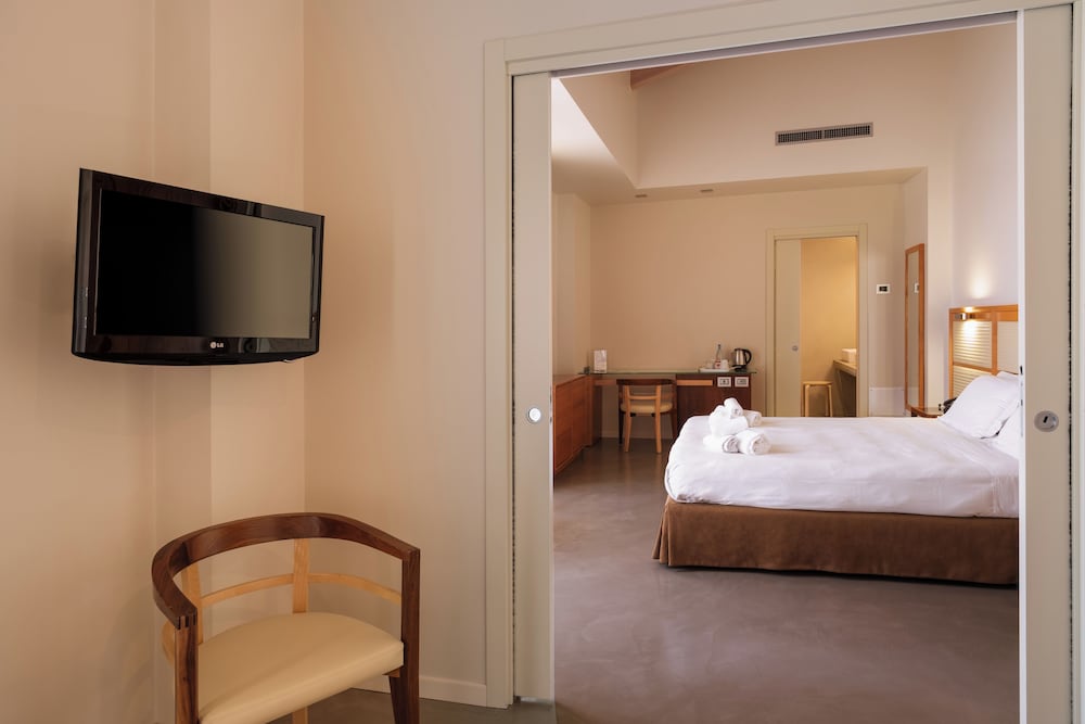 The Ziba Hotel & Spa — Hotel rooms in Peschiera del Garda, Veneto