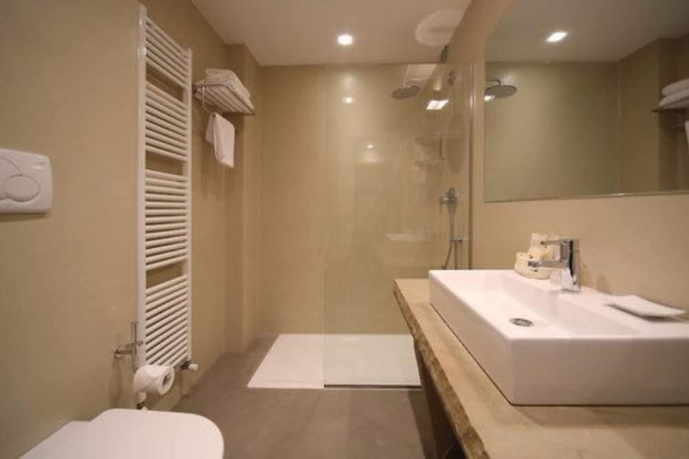 The Ziba Hotel & Spa — Hotel rooms in Peschiera del Garda, Veneto